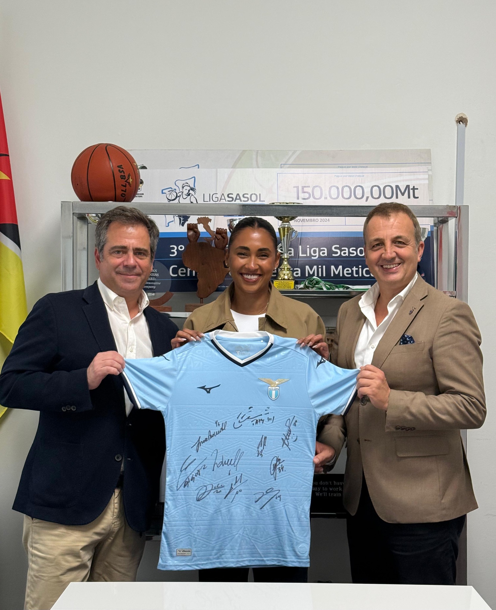 CCMI Entrega Camisa Autografada da Lazio em Ação Solidária